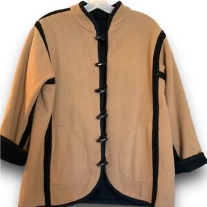 Wool coat in excellent pre owned condition perfect for fall.